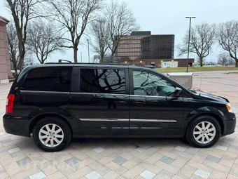 2015 Chrysler Town & Country Touring 121.2" WB - miniatura 4
