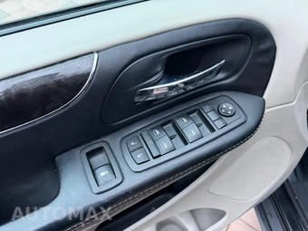 2015 Chrysler Town & Country Touring 121.2" WB - miniatura 45
