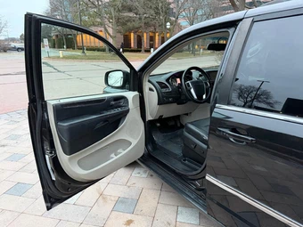 2015 Chrysler Town & Country Touring 121.2" WB - miniatura 46