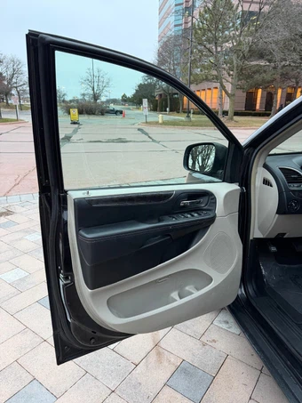 2015 Chrysler Town & Country Touring 121.2" WB - miniatura 47
