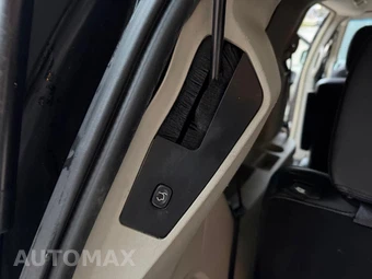 2015 Chrysler Town & Country Touring 121.2" WB - miniatura 57