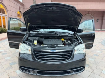 2015 Chrysler Town & Country Touring 121.2" WB - miniatura 9