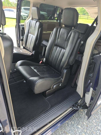 2015 Chrysler Town & Country Touring 121.2" WB - miniatura 10