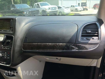 2015 Chrysler Town & Country Touring 121.2" WB - miniatura 17