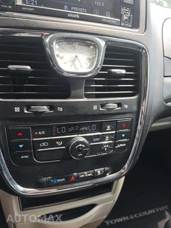 2015 Chrysler Town & Country Touring 121.2" WB - miniatura 19