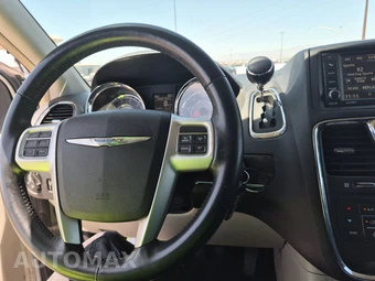 2015 Chrysler Town & Country Touring 121.2" WB - miniatura 11