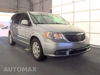 2015 Chrysler Town & Country Touring 121.2" WB - miniatura 3