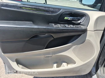 2015 Chrysler Town & Country Touring 121.2" WB - miniatura 9