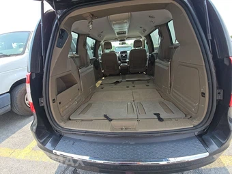 2015 Chrysler Town & Country Touring 121.2" WB - miniatura 16