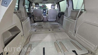 2015 Chrysler Town & Country Touring 121.2" WB - miniatura 25