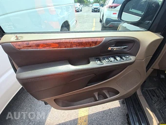 2015 Chrysler Town & Country Touring 121.2" WB - miniatura 9