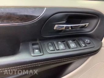 2015 Chrysler Town & Country Touring 121.2" WB - miniatura 12