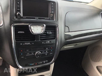 2015 Chrysler Town & Country Touring 121.2" WB - miniatura 15