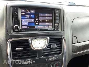 2015 Chrysler Town & Country Touring 121.2" WB - miniatura 18