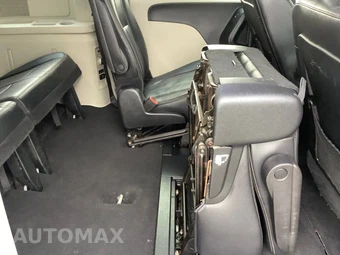 2015 Chrysler Town & Country Touring 121.2" WB - miniatura 28