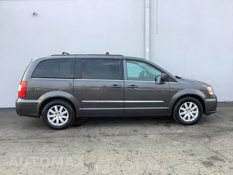 2015 Chrysler Town & Country Touring 121.2" WB - miniatura 7