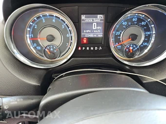 2015 Chrysler Town & Country Touring 121.2" WB - miniatura 12
