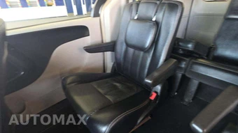 2015 Chrysler Town & Country Touring 121.2" WB - miniatura 25