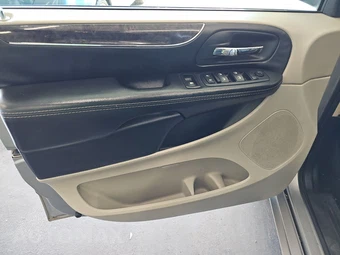 2015 Chrysler Town & Country Touring 121.2" WB - miniatura 9