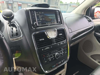 2015 Chrysler Town & Country Touring 121.2" WB - miniatura 10