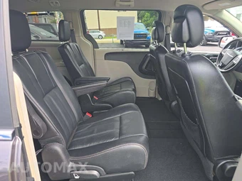 2015 Chrysler Town & Country Touring 121.2" WB - miniatura 17