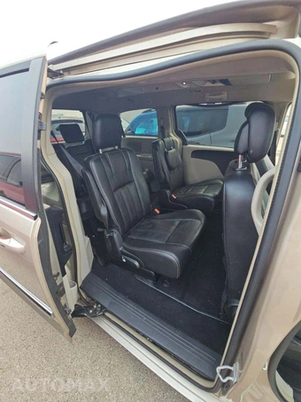 2015 Chrysler Town & Country Touring 121.2" WB – miniatura 17