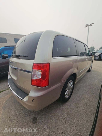 2015 Chrysler Town & Country Touring 121.2" WB – miniatura 3