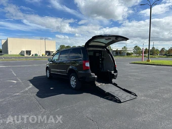 2015 Chrysler Town & Country Touring 121.2" WB - miniatura 2