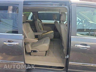 2015 Chrysler Town & Country Touring L 121.2" WB - miniatura 17