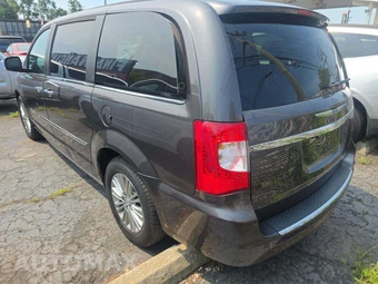 2015 Chrysler Town & Country Touring L 121.2" WB - miniatura 2