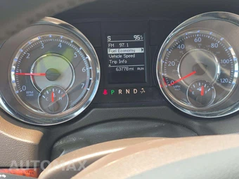 2015 Chrysler Town & Country Touring L 121.2" WB - miniatura 9