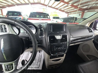 2015 Chrysler Town & Country Touring L 121.2" WB - miniatura 11
