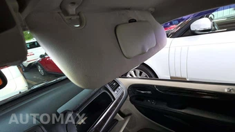 2015 Chrysler Town & Country Touring L 121.2" WB - miniatura 28