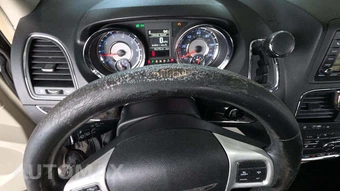 2015 Chrysler Town & Country Touring L 121.2" WB - miniatura 35