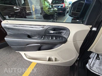 2015 Chrysler Town & Country Touring L 121.2" WB - miniatura 9