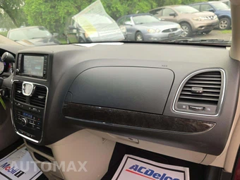 2015 Chrysler Town & Country Touring L 121.2" WB - miniatura 17