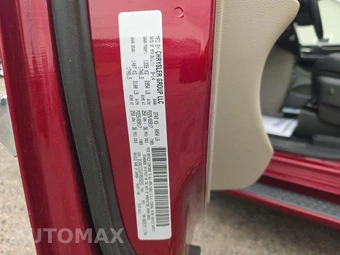 2015 Chrysler Town & Country Touring L 121.2" WB - miniatura 2