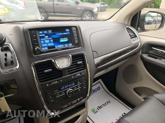 2015 Chrysler Town & Country Touring L 121.2" WB - miniatura 7