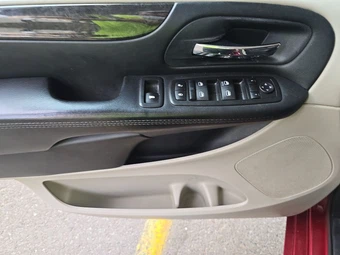 2015 Dodge Grand Caravan SXT 121.2" WB - miniatura 9