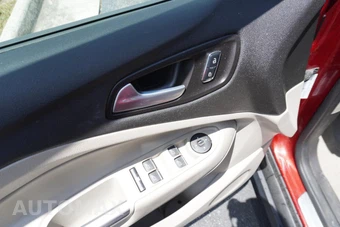 2015 Ford C-MAX Hybrid SE - miniatura 26