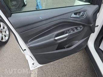2015 Ford Escape Titanium – miniatura 9