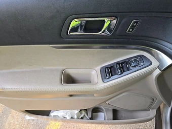 2015 Ford Explorer – miniatura 9