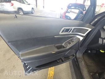 2015 Ford Explorer XLT – miniatura 9