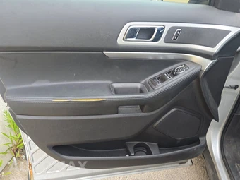 2015 Ford Explorer XLT – miniatura 9