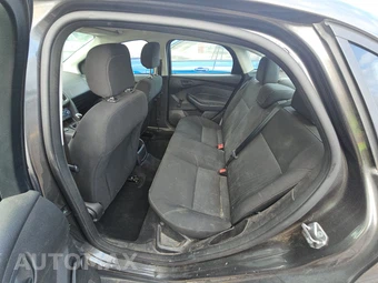 2015 Ford Focus S Sedan – miniatura 13