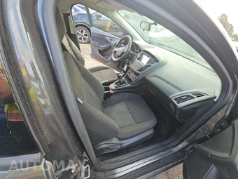 2015 Ford Focus S Sedan – miniatura 8