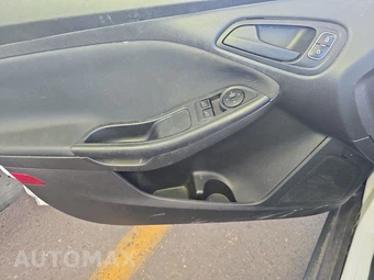 2015 Ford Focus S Sedan – miniatura 9