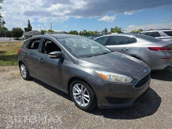 2015 Ford Focus SE Hatchback – miniatura 4