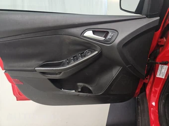 2015 Ford Focus SE Hatchback - miniatura 9