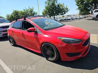 2015 Ford Focus SE Hatchback – miniatura 3
